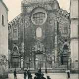 Ma durante il Fascismo si ritorn� ad agire sulla pavimentazione e furono finalmente posate le famose basole nere anche nel centro storico. In due immagini d�epoca che ritraggono piazza dell�Odegitria possiamo ben vedere il cambiamento che avvenne. Nella prima, del 1909, � visibile una pavimentazione del tutto chiara...
